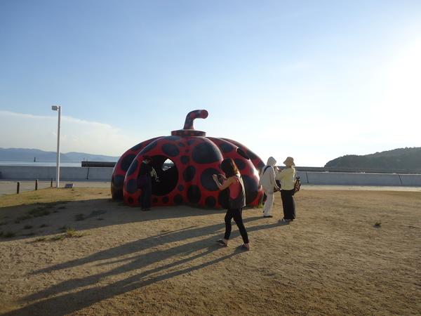 赤と黒の水玉模様の形をしたカボチャの形のオブジェの写真