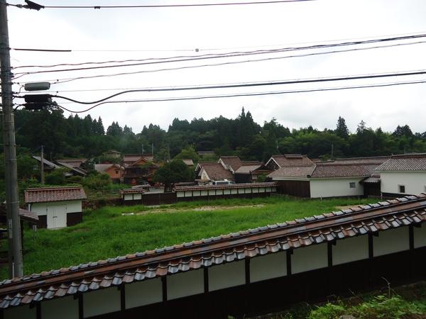 茶色い瓦の家が並ぶ集落の写真