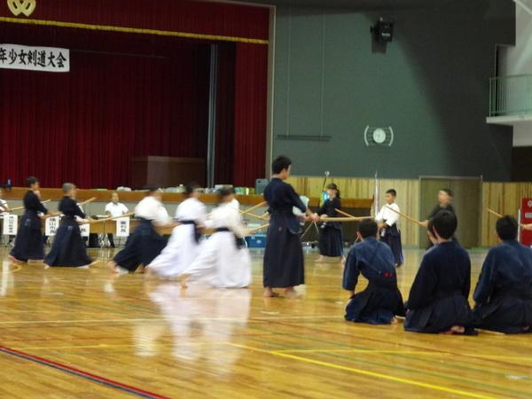 剣道部の少年少女が練習している写真