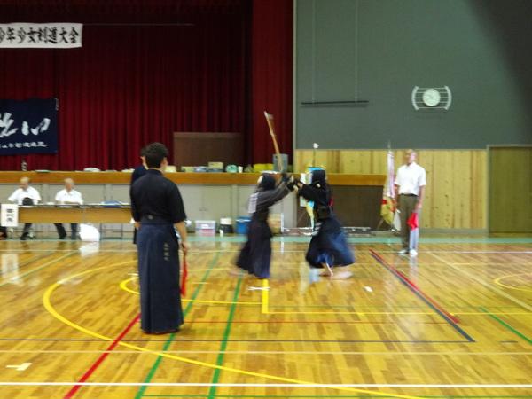 少年少女剣道大会で、打ち合う個人戦の試合中の写真