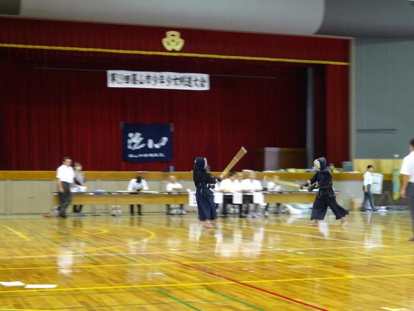 少年少女剣道大会で、見合っている個人戦の試合中の写真