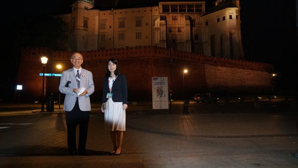 建物の前で市長と紺色のジャケットを着た女性が立っている写真