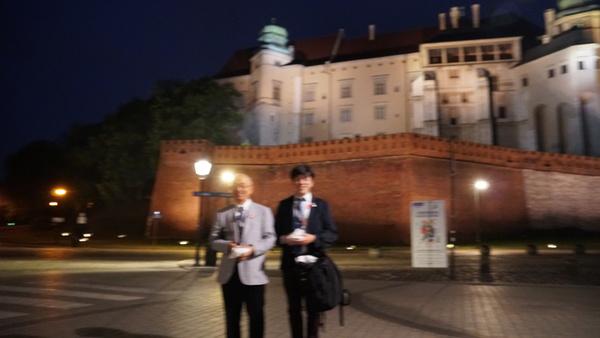 建物の前で市長とスーツを着た男性が笑顔で立っている写真