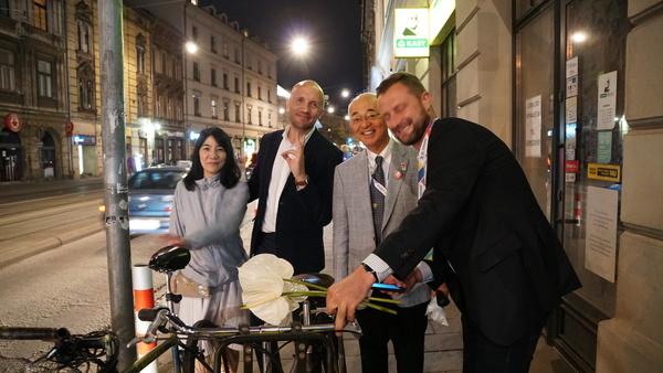 道端で外国人の男性二人と市長と日本人の女性一人が並んでいる写真