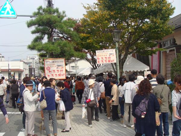 とろろ汁、とろろ揚げを買い求める大勢の方が並んでいる写真