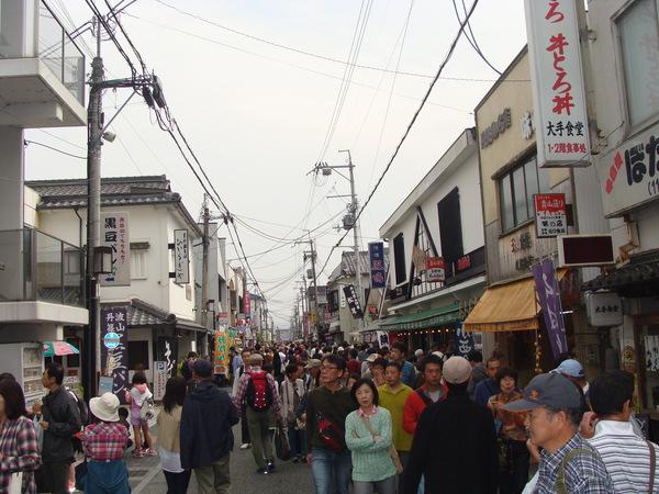 味まつりで大賑わいの商店街の写真