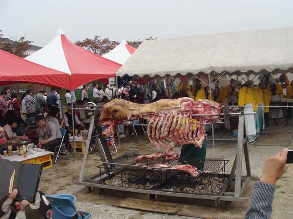 丸焼きのほとんど骨だけが残っている写真