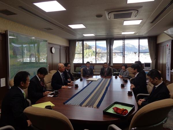 大きな絵画が飾ってある応接室に市長と10名ほどの人達が座っている写真