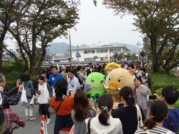 大人気イメージキャラクターと戯れる方の写真