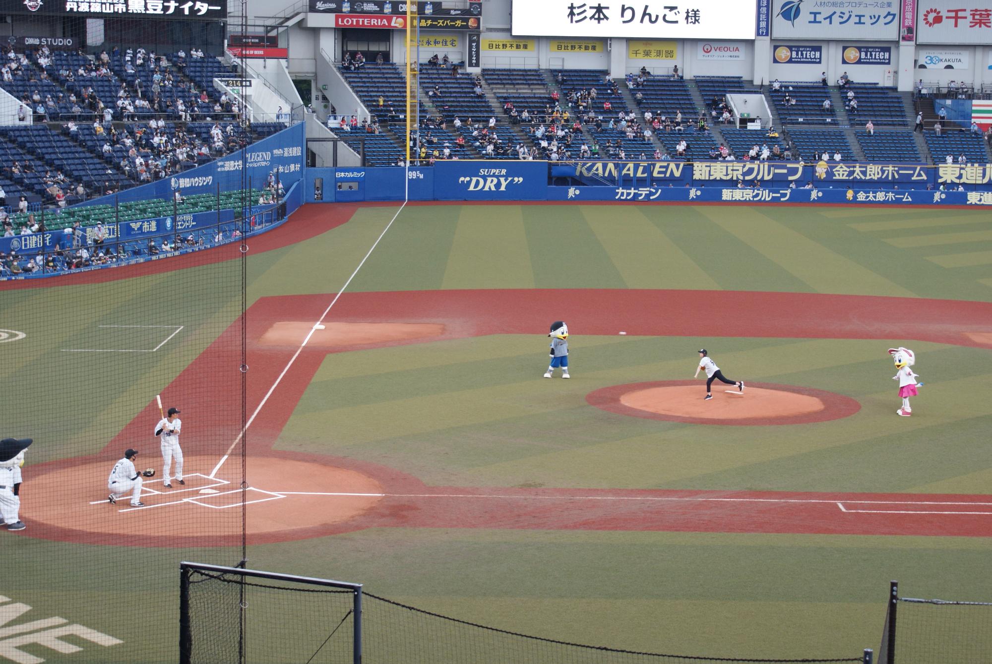 始球式のため、マウンドから投げている女性