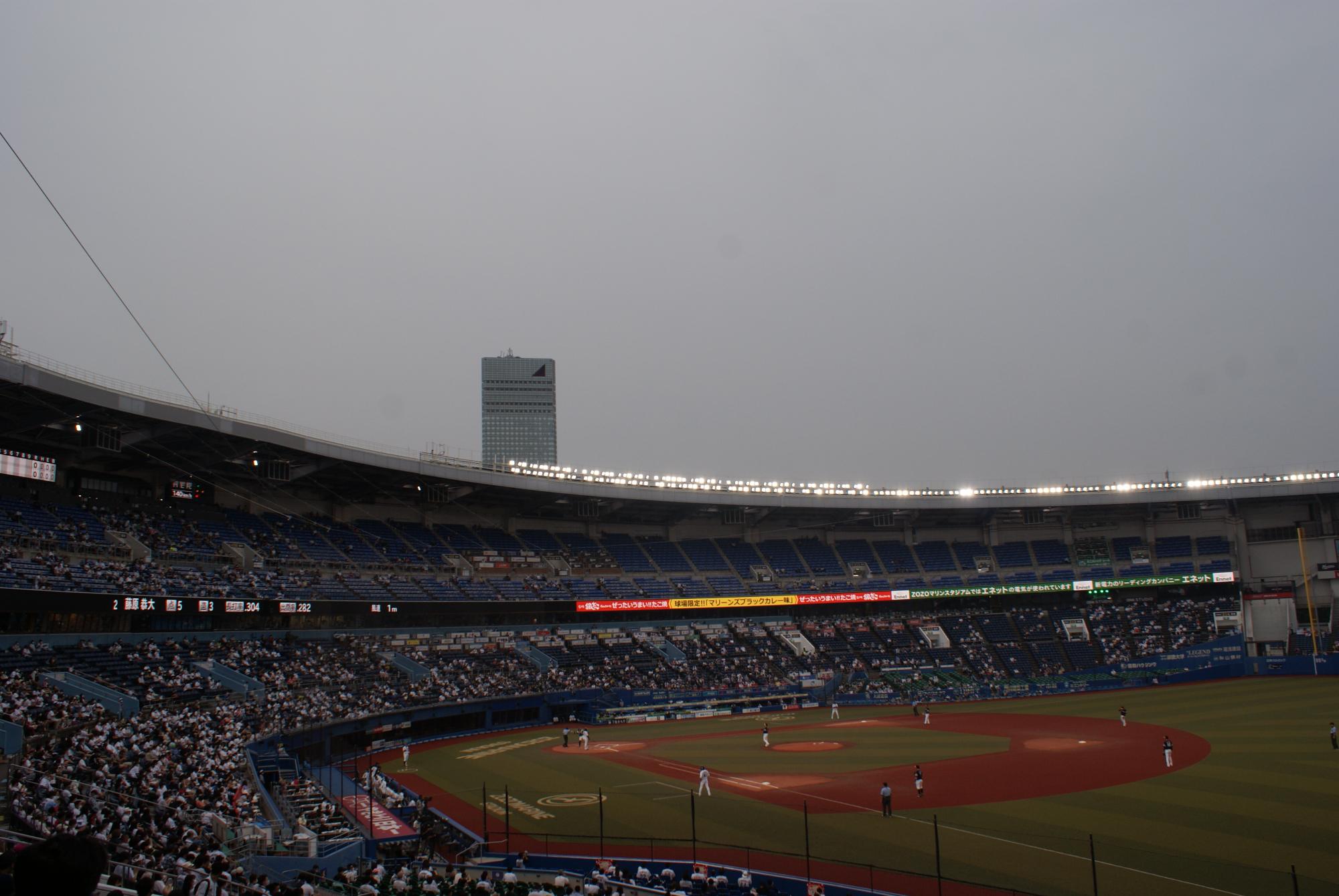 日が落ちてきたマリンスタジアム