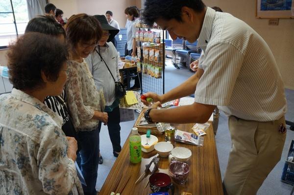 ペットボトルの蓋を開けやすくなる道具を紹介している様子の写真