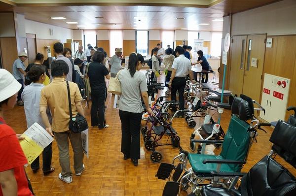 車椅子や歩行器などの福祉機器が展示されている様子の写真