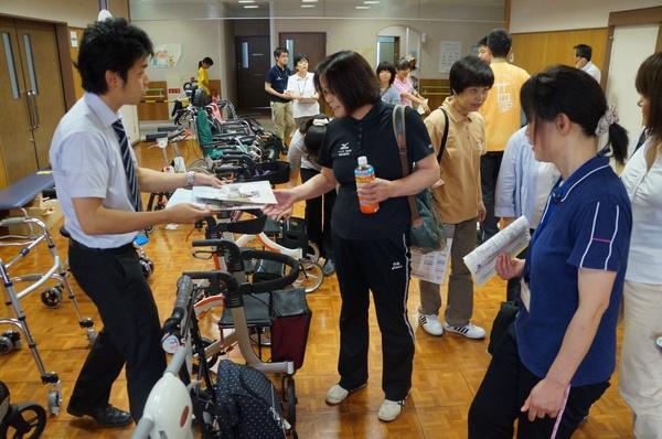 業者の方に参加者がパンフレットをもらっている様子の写真