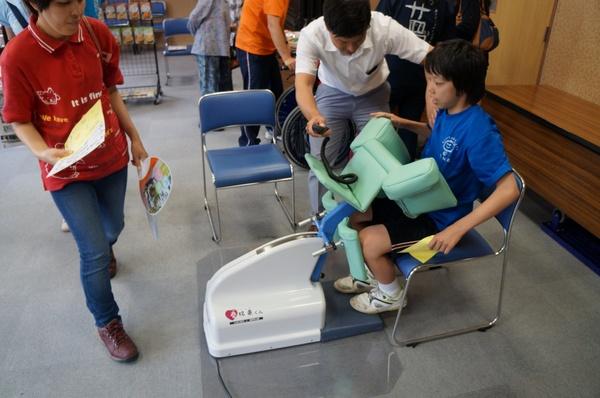 介護ロボット「愛移乗くん」を実際に体験している様子の写真