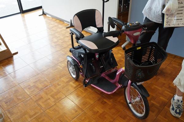 ハンドル型電動車イスの全体写真