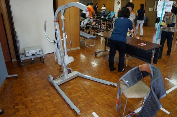 グレー色の移乗用リフトが置かれている写真