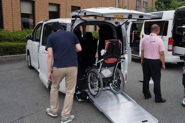 自動者の後部座席に車椅子を乗せられるヴォクシー車イス仕様車スロープタイプの写真