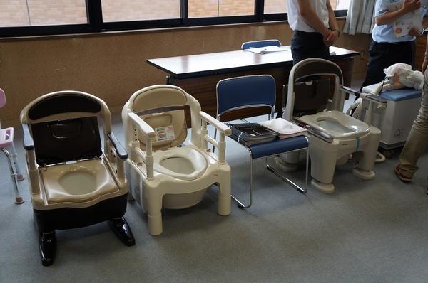 茶色、ホワイト、グレーのポータブルトイレが並んでいる写真