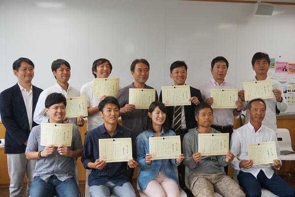 農村イノベーションラボの1期生11名が修了証書を持って講師と一緒に記念撮影している写真