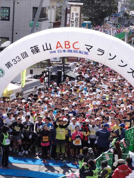 篠山マラソン大会に出場する選手たちがスタートラインに集まり話を聞いている写真