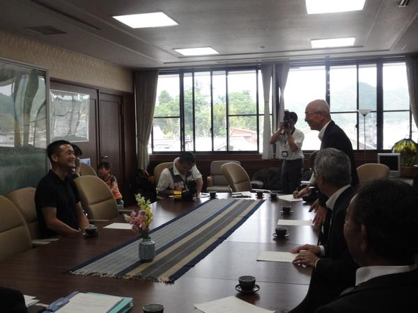 応接室に着席する平野 寛さんと市長、関係者の写真