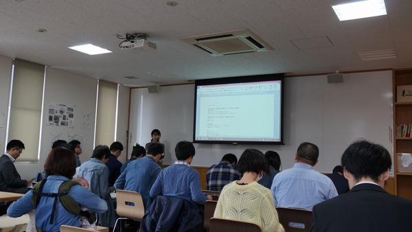 スクリーンを使った授業を受けている生徒を後ろから見た写真