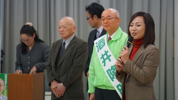 市長と関係者が並ぶ中、尼崎市の稲村市長がマイクで話をしている写真