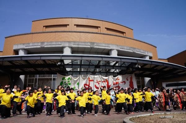 黄色の衣装や色鮮やかな衣装を着た方のよさこいチーム集合写真