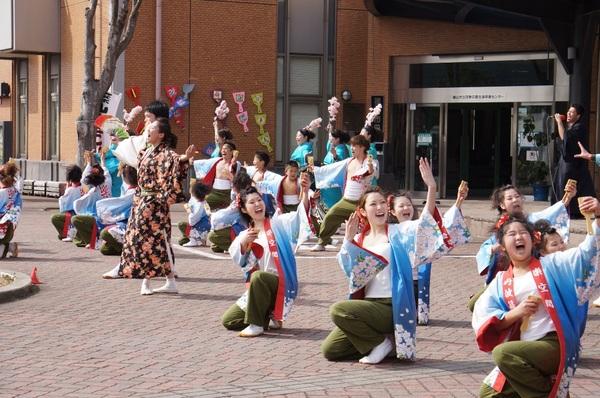 水色の花柄の衣装を着た方が楽しそうに踊っている写真