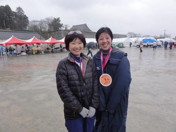 女子優勝の福本さんと2位の高森さんが笑顔で並んで記念写真