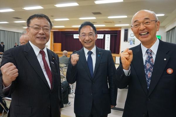 市長が先生達が笑顔でガッツポーズしている写真