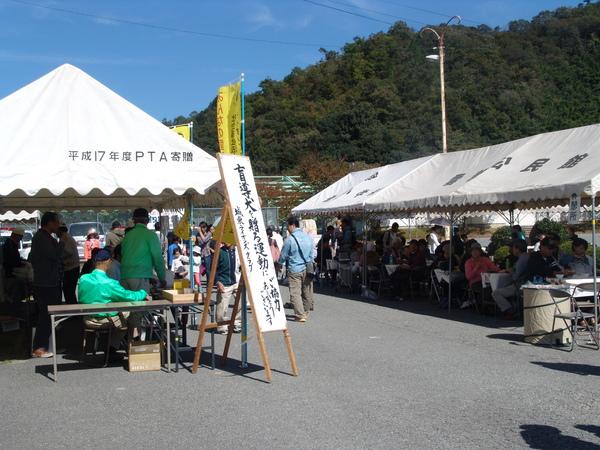 テントの中に、たくさんの人が座っている写真