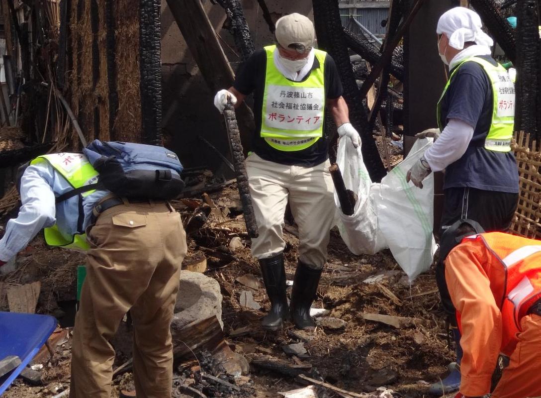 火災現場でがれきの撤去などをされているボランティアの方