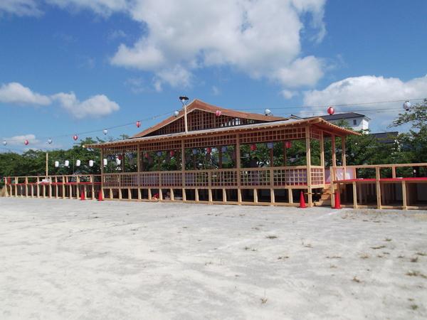 木造でできている大きな休憩場が完成した写真