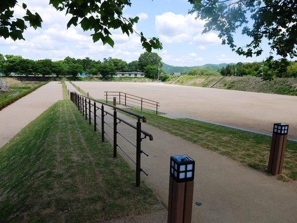 三の丸南広場の整備がされ長く歩ける歩道の写真