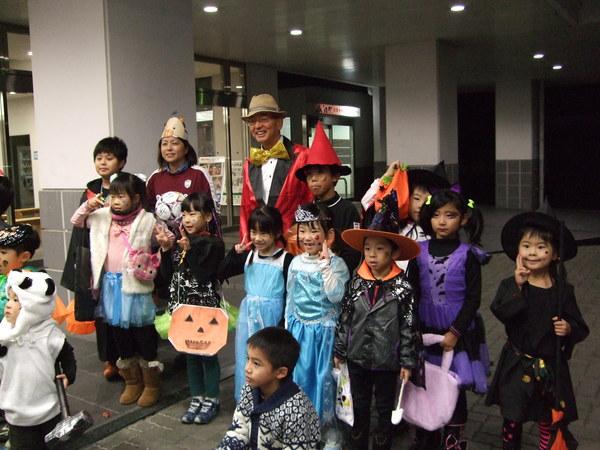 ハロウィンの衣装を着た子供たちと蝶ネクタイをした市長の写真