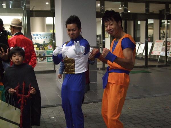 戦隊ものの仮想と孫悟空の仮想をした男性の写真