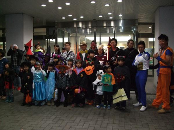 子供から大人まで、ハロウィン衣装で集合写真