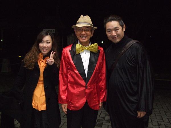 女性と男性の間に、ハロウィン衣装を着た市長の写真