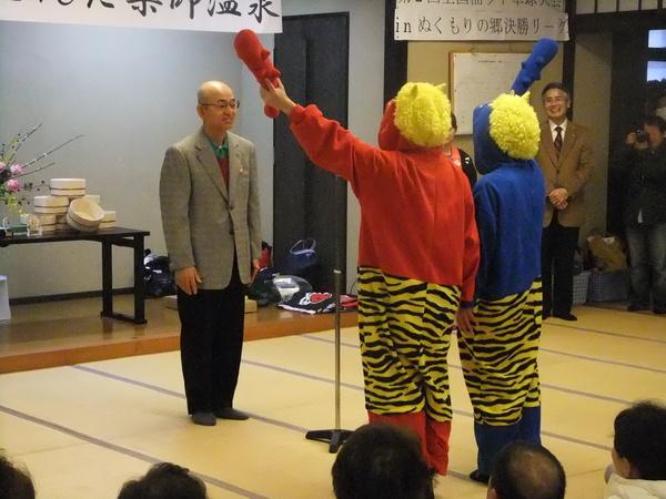 市長の前で、赤鬼と青鬼の着ぐるみ姿の方が選手宣誓している写真