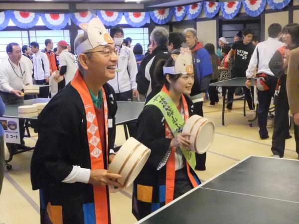 市長と熊谷 奈美さんが、お風呂の桶を持って構えている写真