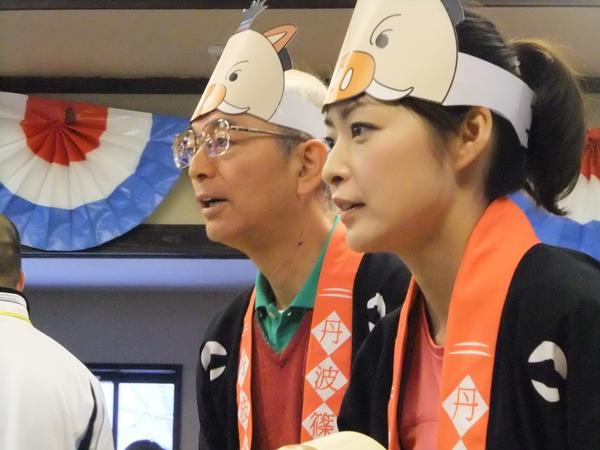 市長と熊谷 奈美さんの真剣なまなざしを横からアップで見た写真