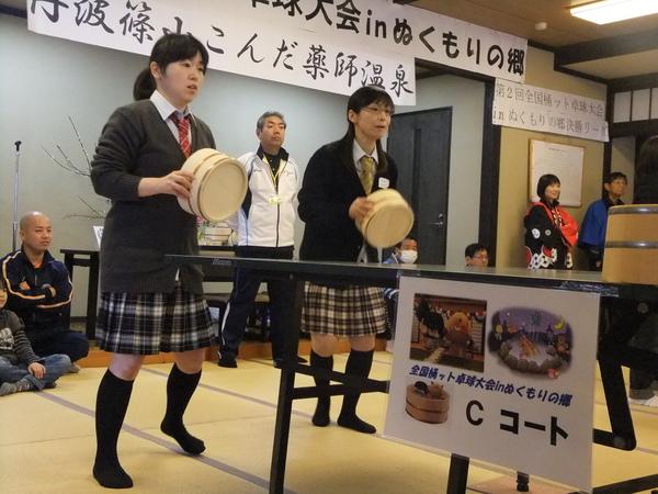 女性の学生2人が風呂桶を持って、構えている写真