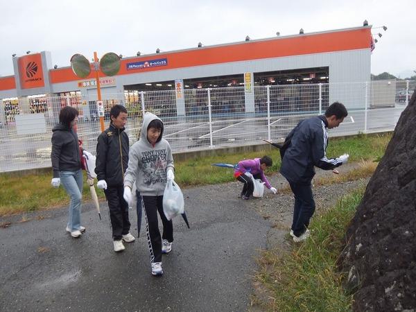 参加者たちが袋一杯のごみを持っていたり、道路に落ちているごみを拾っている写真
