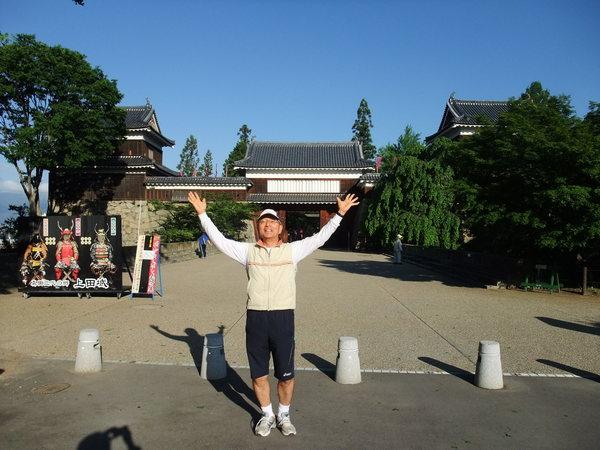 上田城の前でラジオ体操をしている市長の写真