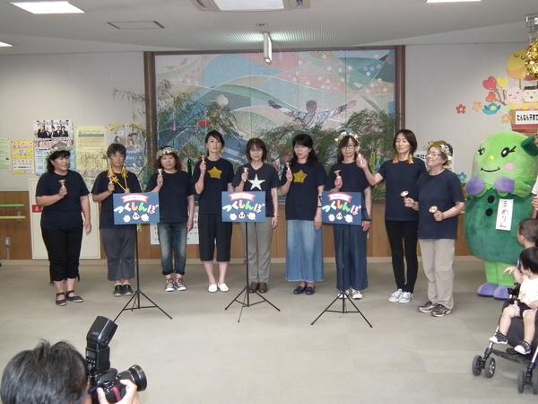 中野母親クラブの皆さんがハンドベルを披露している写真