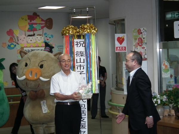 市長と梶川社長の写真