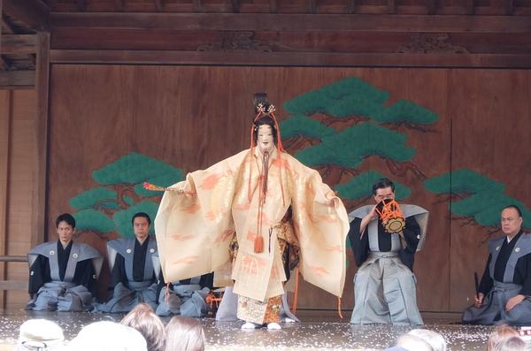 演者により、能が行われている写真