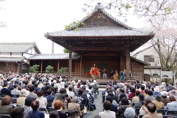 沢山の観客が、演者による能を見ている写真